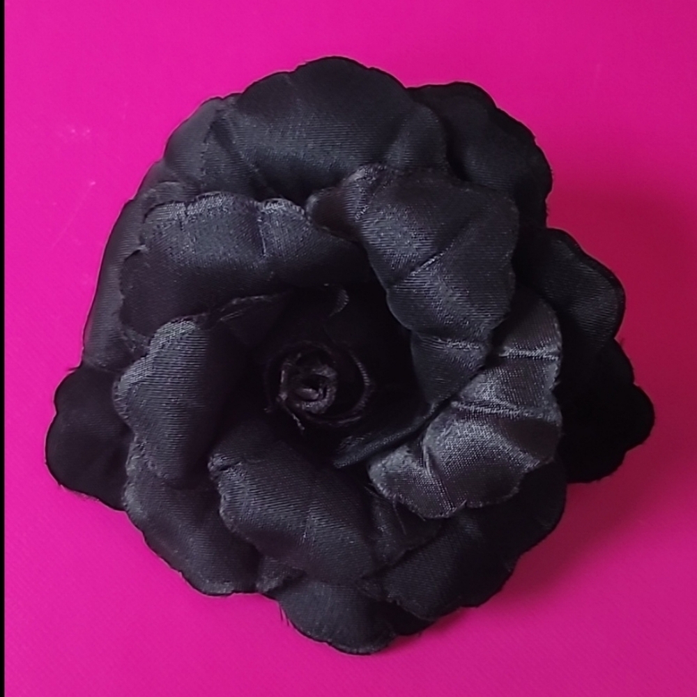 New Elegant Black Floral Brooch